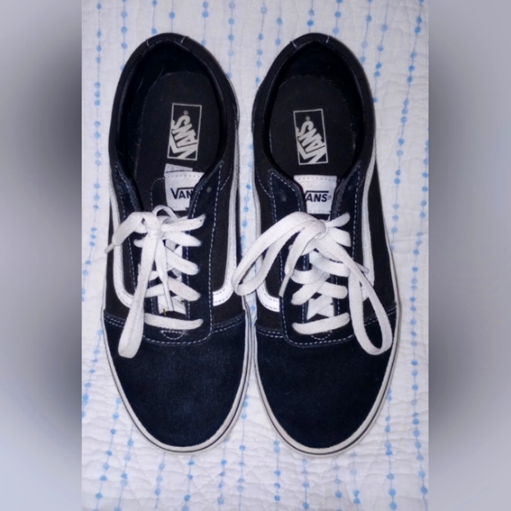 Vans Black With White Soles Y7 W8